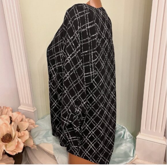 Kim Rogers Curvy. Size 1X. Black white. Pin Tucks. Pullover. V-Neck. B108 - Picture 2 of 3